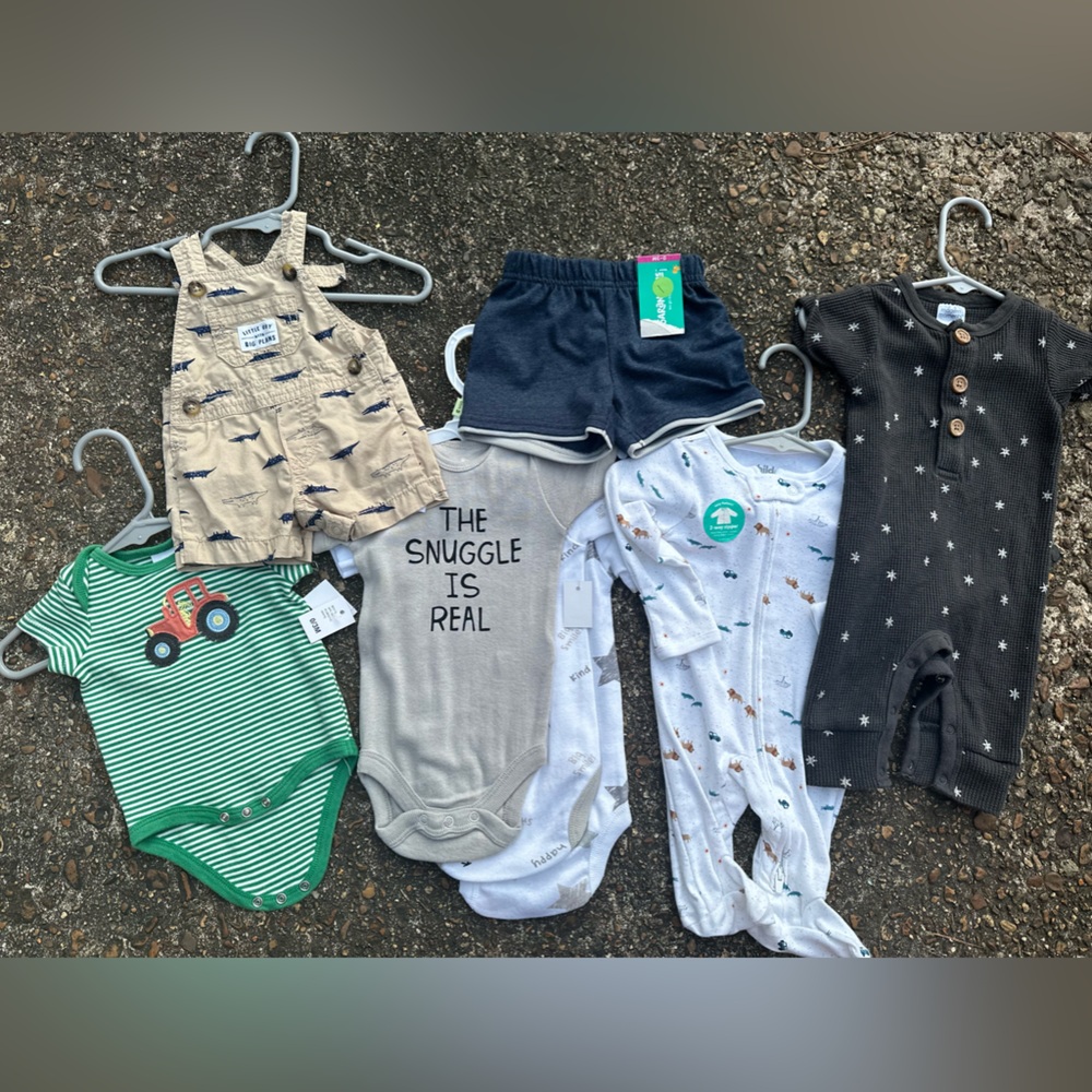 8 piece bundle baby boy clothes size NB-3months. Some are new.